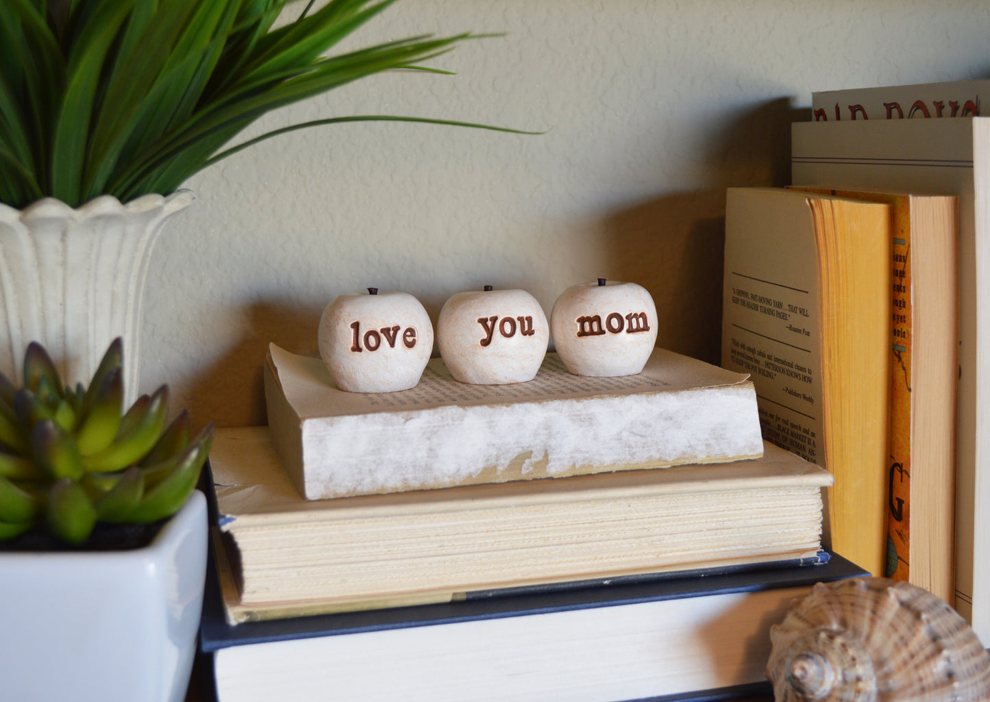 White love you mom apples / kitchen shelf decor / FREE SHIPPING