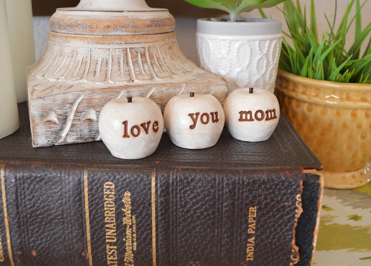 White love you mom apples / kitchen shelf decor / FREE SHIPPING