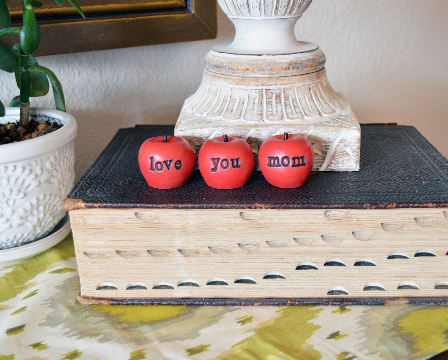 Red love you mom apples / kitchen decor gift / FREE SHIPPING