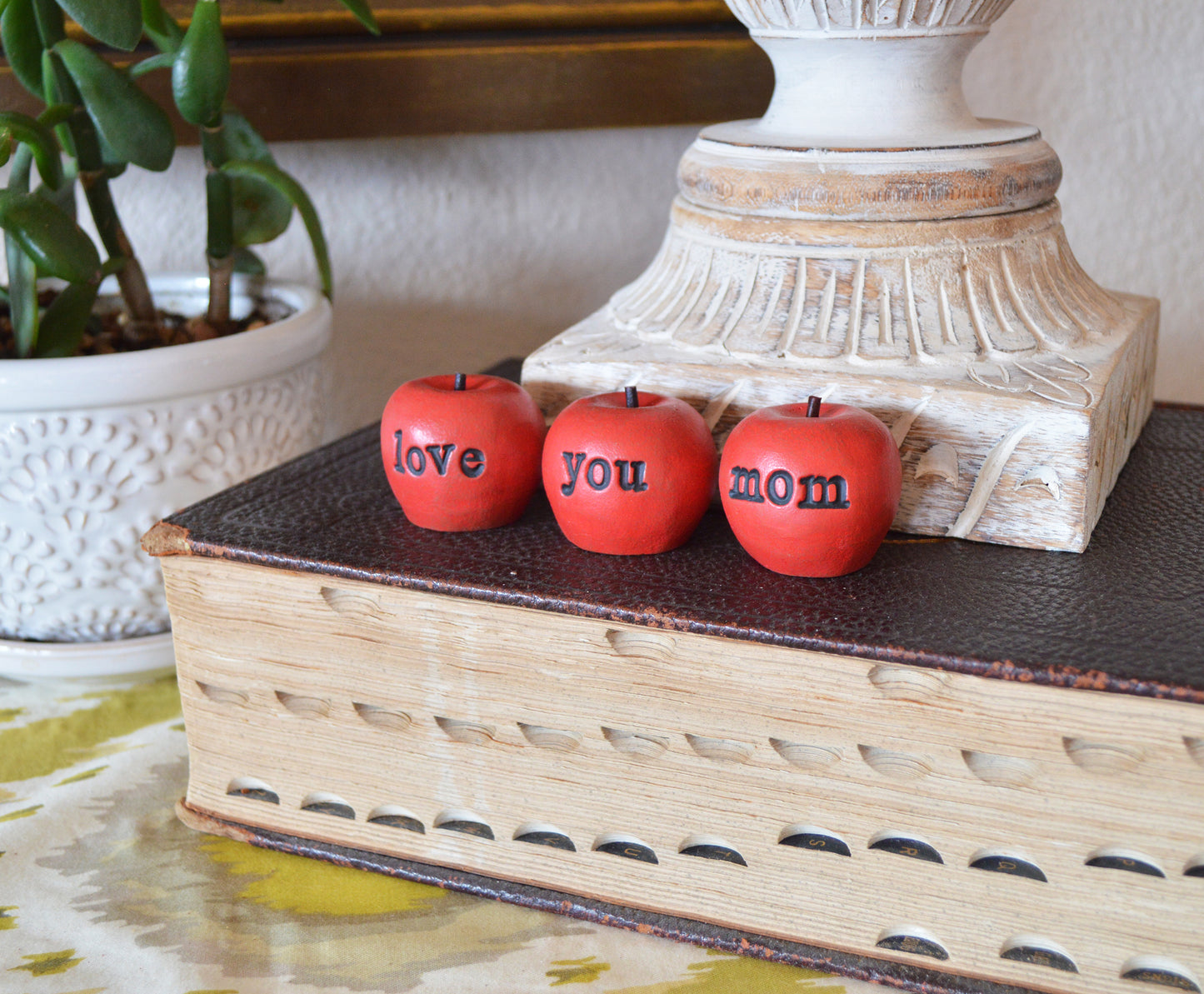 Red love you mom apples / kitchen decor gift / FREE SHIPPING