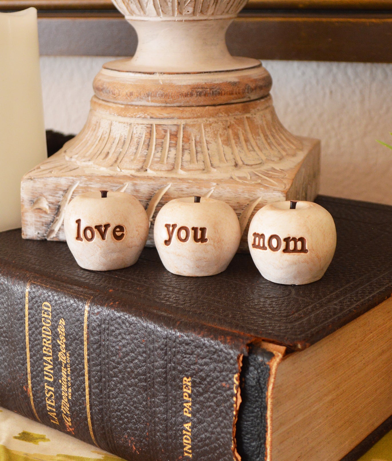 White love you mom apples / kitchen shelf decor / FREE SHIPPING